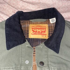 Thick green Levi’s coat, flannel interior + corduroy collar. Great for winter !